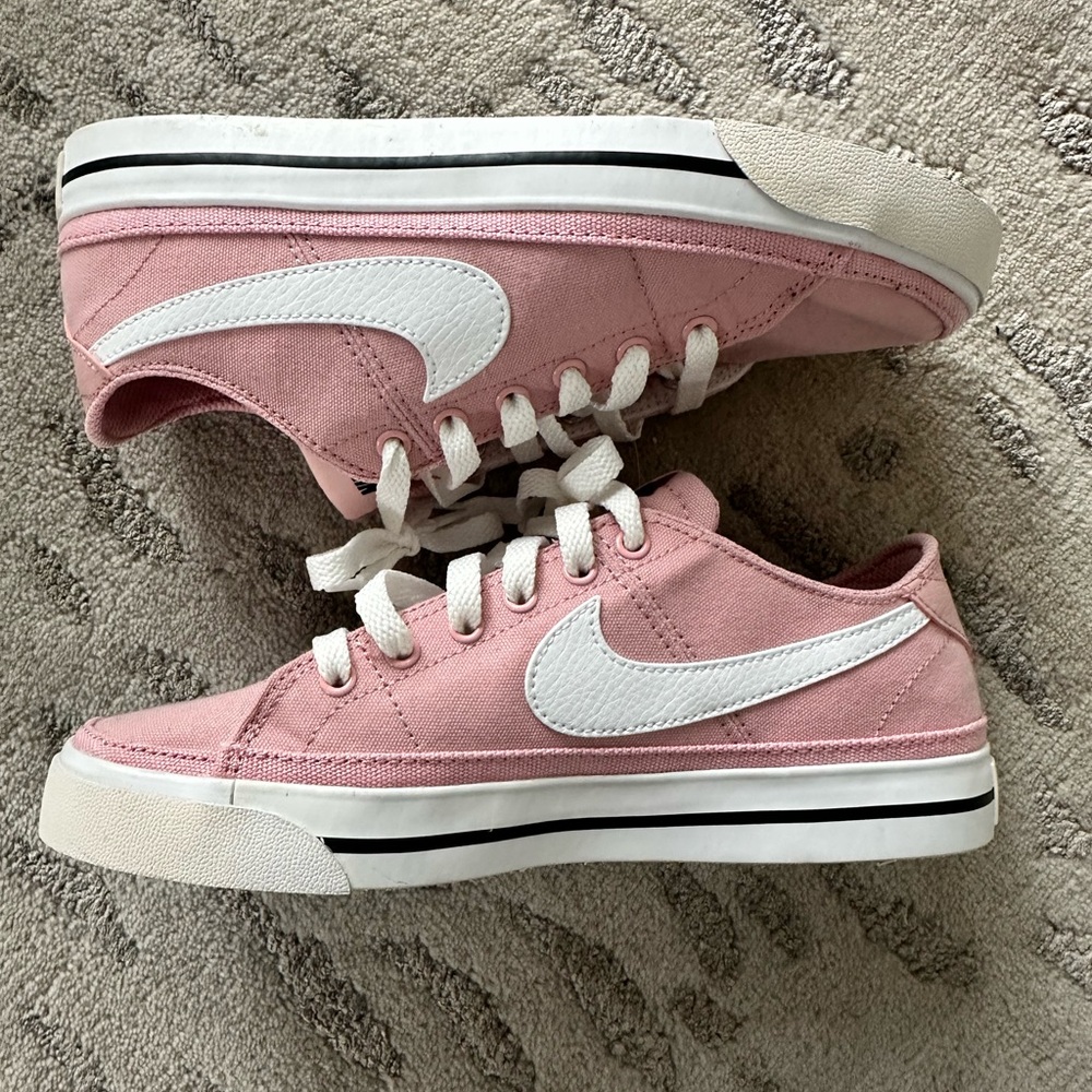 Pink Nike Shoes size 7 New without tags/box